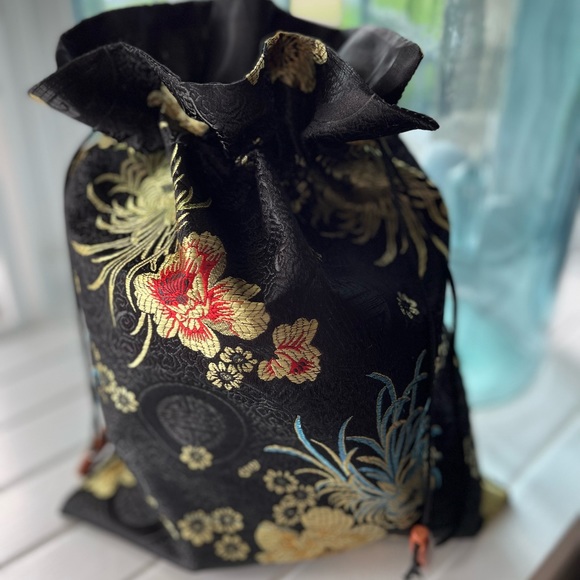 Embossed Chinese silk pouch - Picture 6 of 7